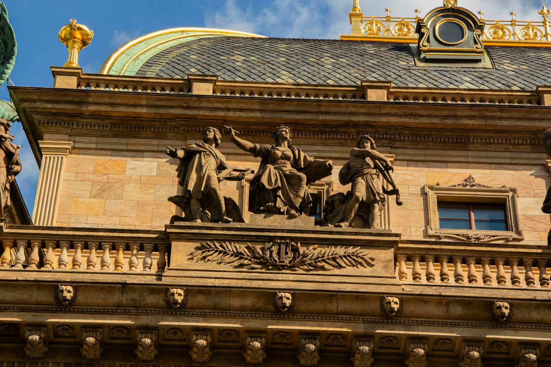 Skulpturendetail an einer reich verzierten Gebäudefassade