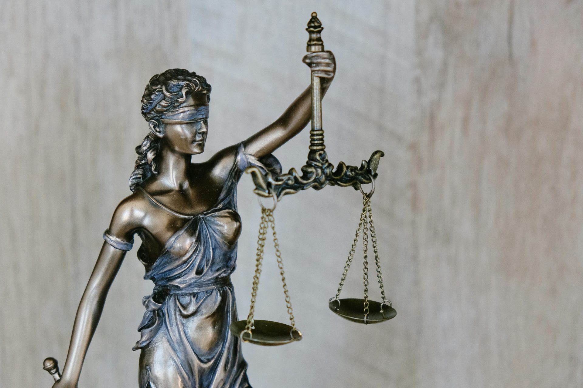 Frau hält Schwertstatue am Tag