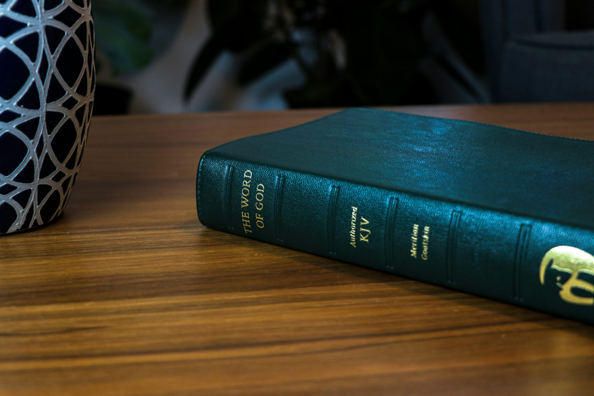 grünes Buch auf braunem Holztisch